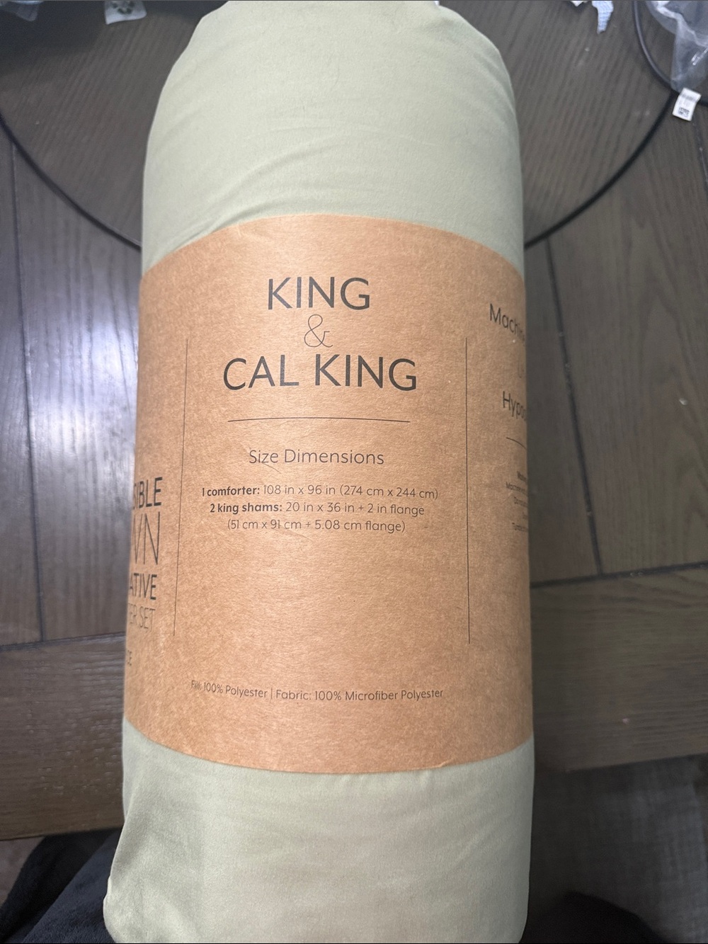 NWT!  Light green King/Cali King Reversible Comforter set with 2 king shams!